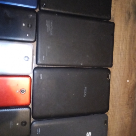 15 broken phones/tablets - Picture 3 of 4